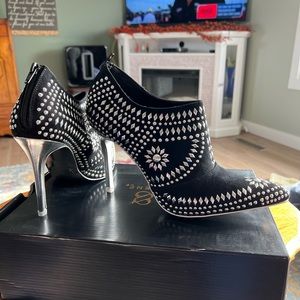 Shoedazzle size 11 shooti. Black with silver studding